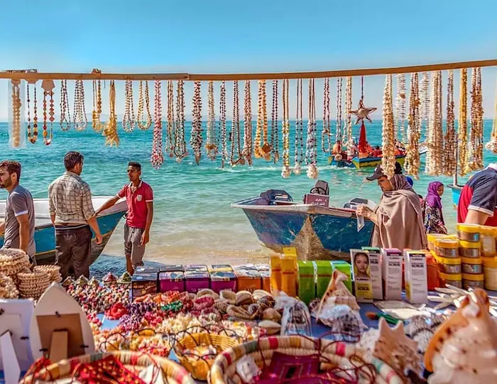 سوغاتی های رنگی بازار سنتی در کنار آب های شفاف جزیره هنگام 562163526322