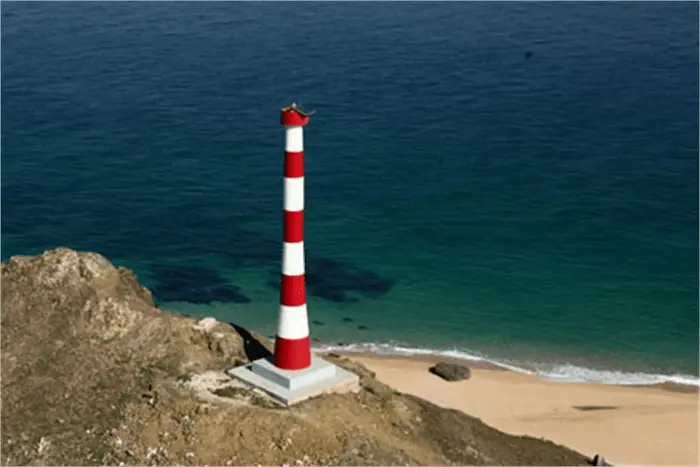 فانوس دریایی قرمز و سفید در کنار آب های جزیره لارک 54541541