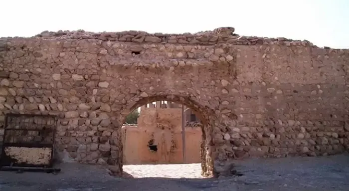درب ورودی و دیوارهای در حال تخریب قلعه نادری ها 65261263526