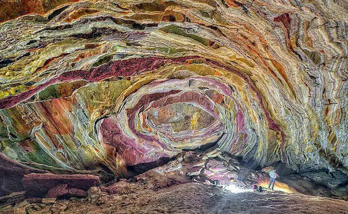 لایه های رنگی سنگ های غار نمکدان در غار 5544333333