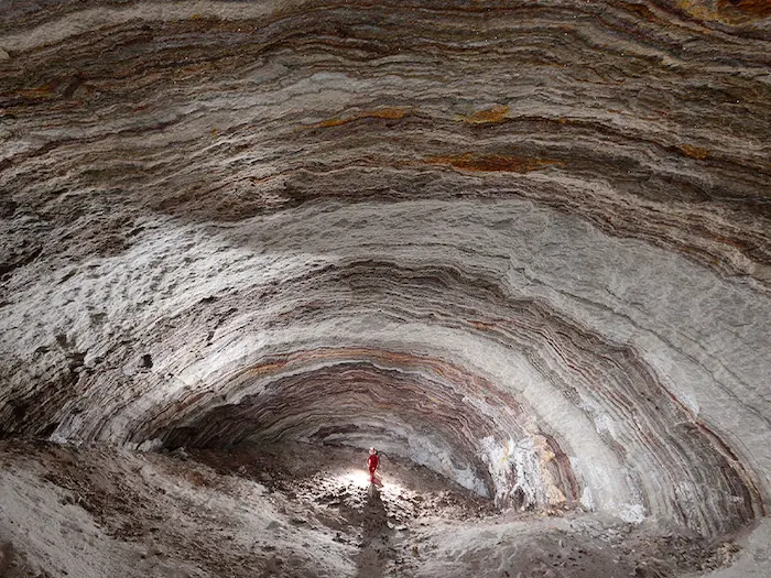 نمایی از دالان غار نمکدان در قشم 6665548888