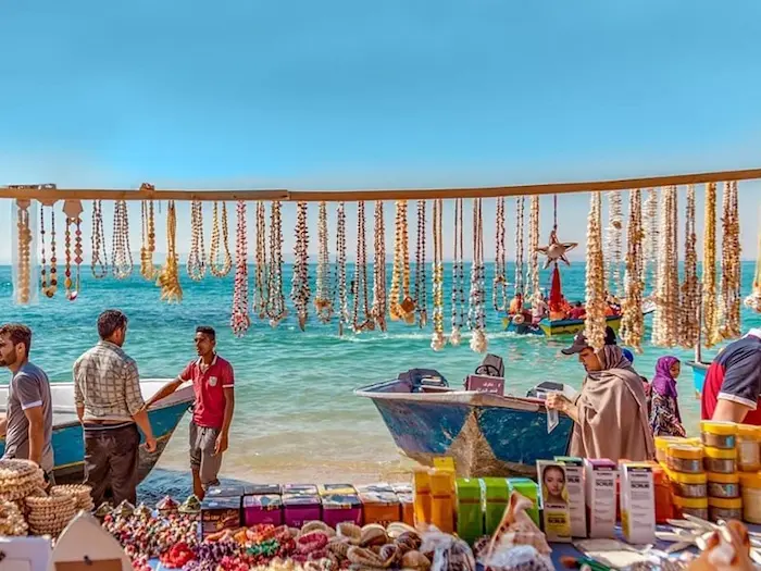 حضور مردم در حال خرید از اجناس بازار درگهان در کنار ساحل 564755665665