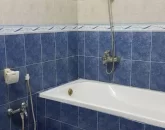دستشویی و حمام مشترک با کاشی های آبی و وان حمام 548241416.41