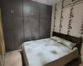 اتاق خواب تزیین شده دارای کمد دیواری و لوستر 5647658478654