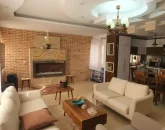 اتاق نشیمن با مبلمان کرم رنگ و مدرن آپارتمان 135 متری در قشم 5468451531