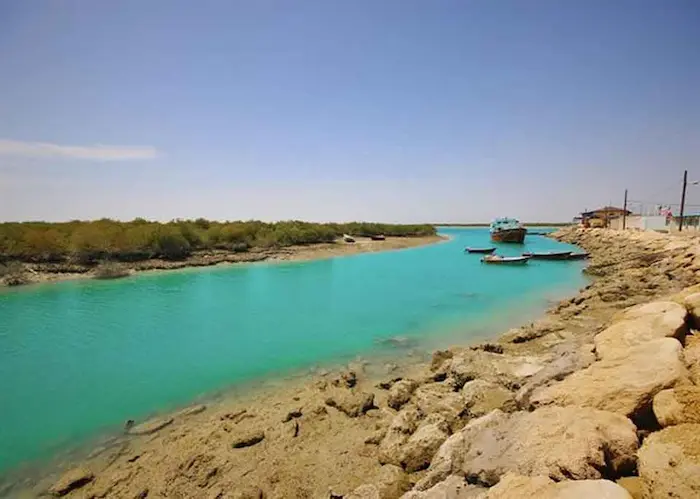 اسکله آبی آرام و ساحل سنگی آن در روستای طبل 56487411555
