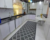 آشپزخانه با کابینت های سفید و کف سرامیکی خانه ویلایی در قشم 458484