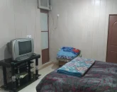 اتاق خواب دونفره و دیوار های کاغذی و تلوزیون قدیمی آپارتمان در قشم 5646464