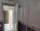 حمام و درب سفید رنگ آپارتمان در قشم 485697