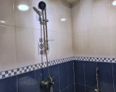 دوش حمام و کاشی کاری های سفید آبی رنگ آپارتمان در قشم 145847