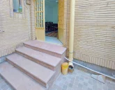نمای ساختمان آجری و درب آهنی لیمویی به همراه 4 پله سنگی خانه ویلایی در قشم 263454