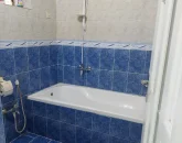 وان و دوش حمام به همراه سرویس بهداشتی ایرانی با کاشی های آبی و سفید پخانه ویلایی در قشم 456844