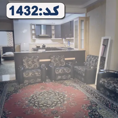 اتاق پذیرایی فرش شده به همراه مبلمان تیره و آشپزخانه آپارتمان در هنگام 4564634