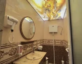 سرویس بهداشتی ایرانی به همراه سشوار، روشو آینه، سقف کاذب ویلا در قشم 48547