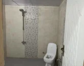 سرویس بهداشتی فرنگی و حمام با دوش فلزی خانه ویلایی در هنگام 463543