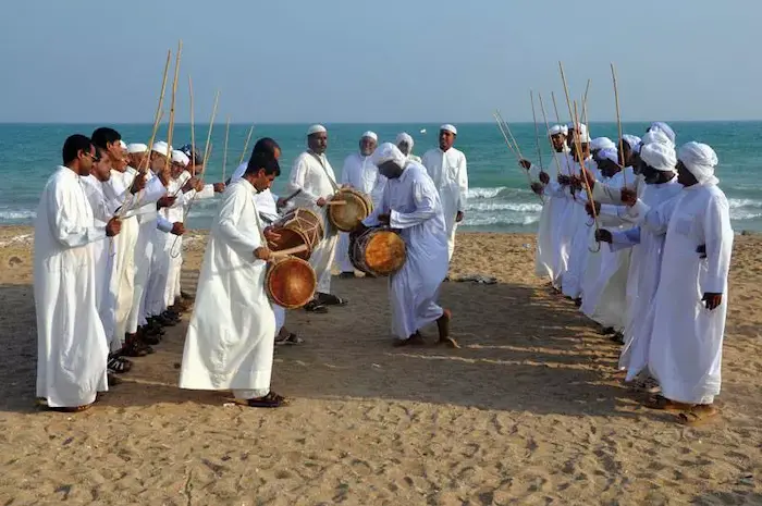 رقص محلی و موسیقی نوازی مردم هرمزگان در کنار ساحل 4854