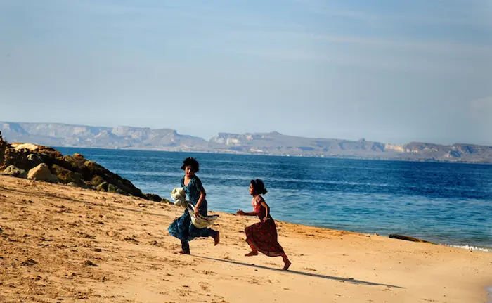بازی دو کودک در سواحل کیش 689456