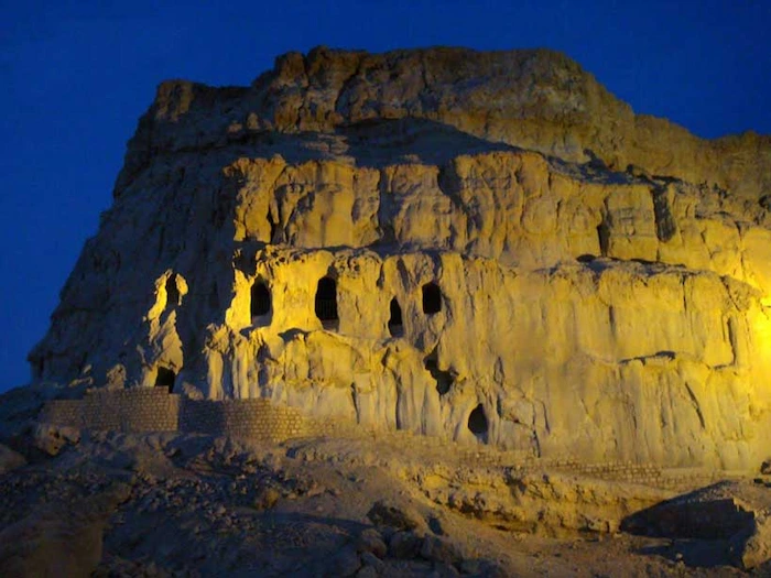 نمای زیبای غار خربس در شب 4138776437463
