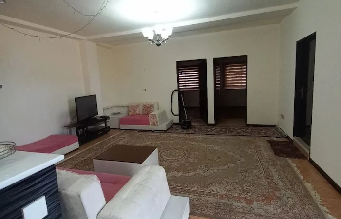 سالن نشیمن کف سرامیک در آپارتمان 92 متری قشم 2616587486146