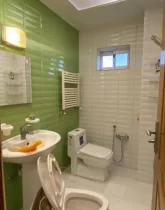 حمام آپارتمان قشم با سیستم گرمایشی و دستشویی فرهنگی 45321032566