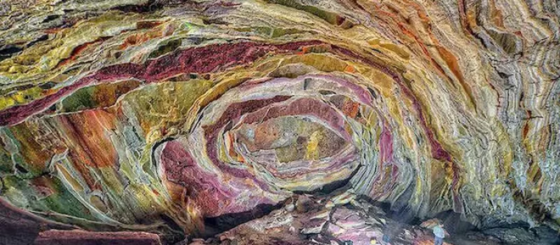 لایه های رنگی سنگ های غار نمکدان در غار 5544333333
