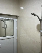 دوش و درب سفید حمام خانه ویلایی در سلخ 468977