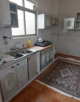 آشپزخانه و کابینت های فلزی و کفپوش سرامیکی خانه ویلایی در سوزا 156418489